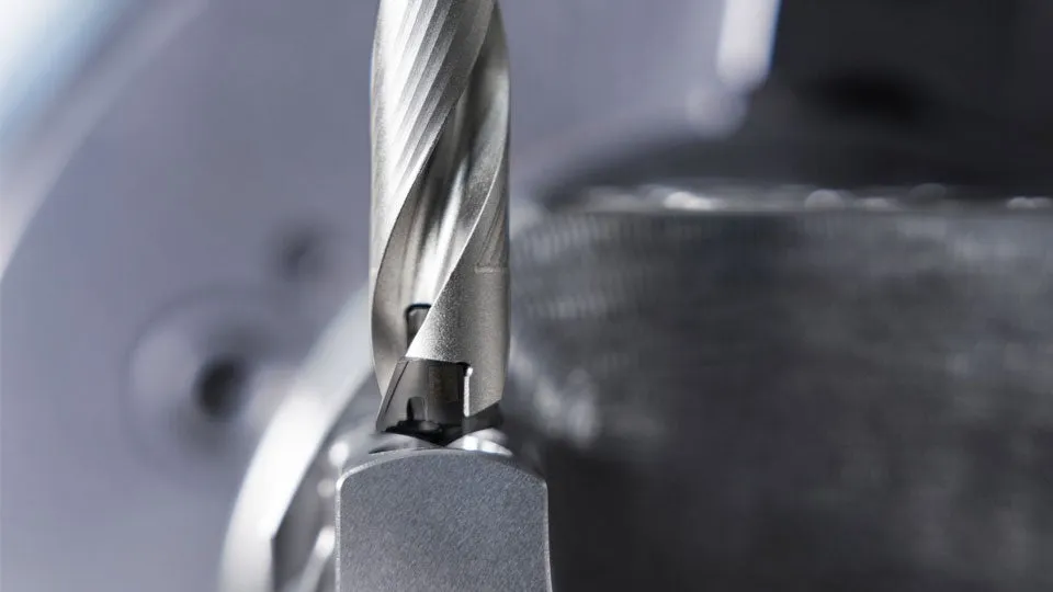 Idealne do wysokiej objętości usuwanego materiału na jednostkę czasu: Wiertło z wymienną głowicą Walter Drion·tec® E-Peak D5150